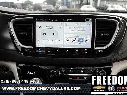 Used 2023 Chrysler Pacifica Touring-L FWD image 17