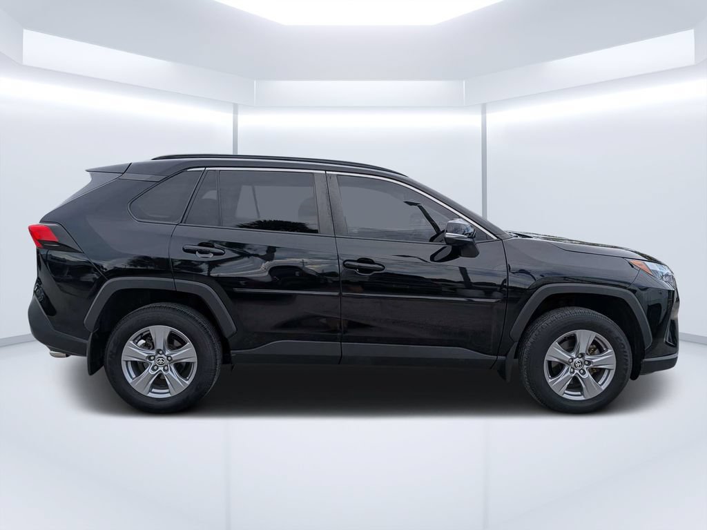 Used 2022 Toyota RAV4 XLE w/ Convenience Package FWD image 2