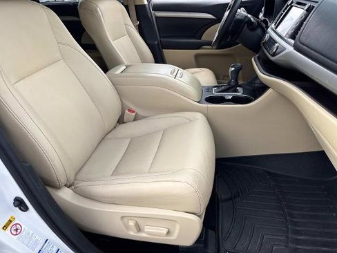 Used 2017 Toyota Highlander XLE image 11
