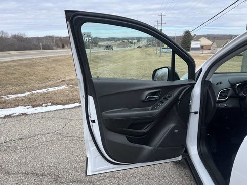 Used 2019 Chevrolet Trax LT w/ Sun & Sound Package image 10