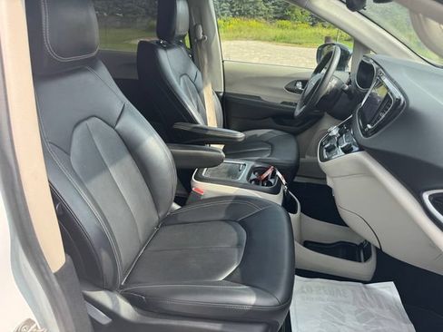 Certified 2024 Chrysler Pacifica Touring-L FWD image 14