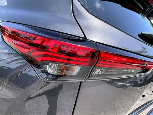 Used 2022 Toyota Highlander Limited FWD image 29