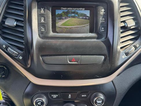 Used 2017 Jeep Cherokee Sport w/ Cold Weather Group AWD/4WD image 20