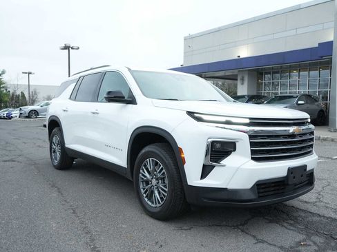Used 2024 Chevrolet Traverse LT FWD image 9