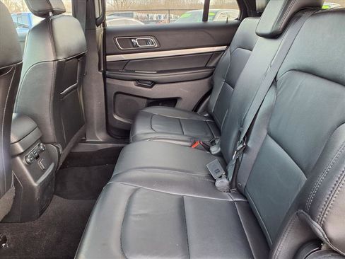 Used 2018 Ford Explorer XLT w/ Equipment Group 202A image 7