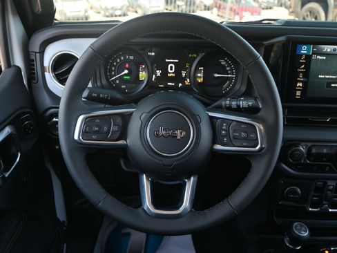 Used 2025 Jeep Wrangler Unlimited Sahara AWD/4WD image 17