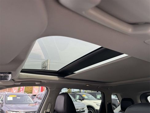 Used 2023 Nissan Rogue SL w/ SL Premium Package image 19