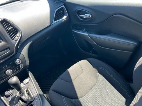 Used 2019 Jeep Cherokee Latitude w/ Popular Appearance Group AWD/4WD image 11