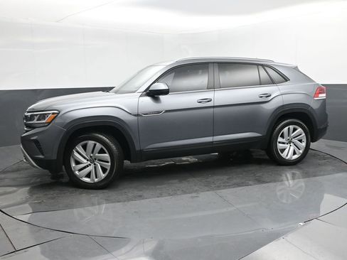 Used 2022 Volkswagen Atlas Cross Sport SE image 2