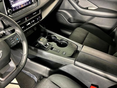 Certified 2025 Nissan Rogue SV FWD image 18