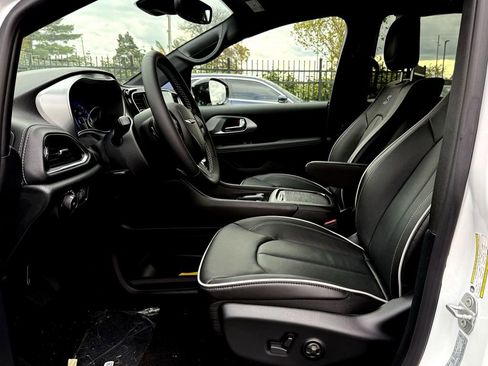 New 2026 Chrysler Pacifica Limited w/ Uconnect Theater Family Group image 11