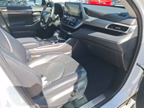 Used 2023 Toyota Highlander Platinum FWD image 33