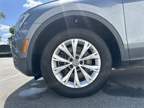 Used 2018 Volkswagen Tiguan SE w/ Panoramic Sunroof Package image 11