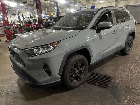 Used 2021 Toyota RAV4 XLE w/ Convenience Package FWD image 1