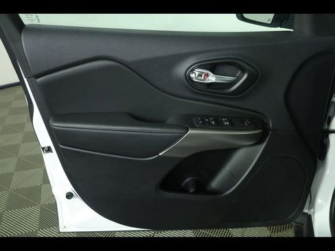 Used 2022 Jeep Cherokee Latitude Lux w/ Sun & Sound Group image 16