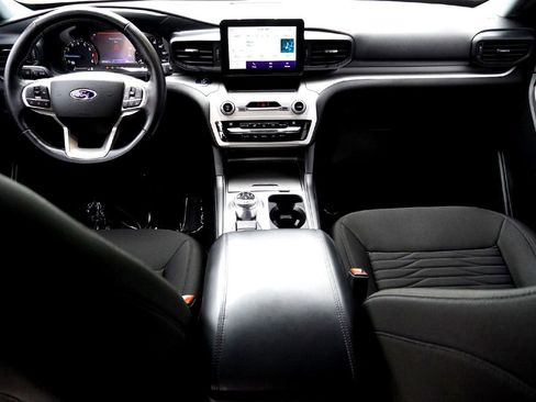 Used 2021 Ford Explorer XLT image 25