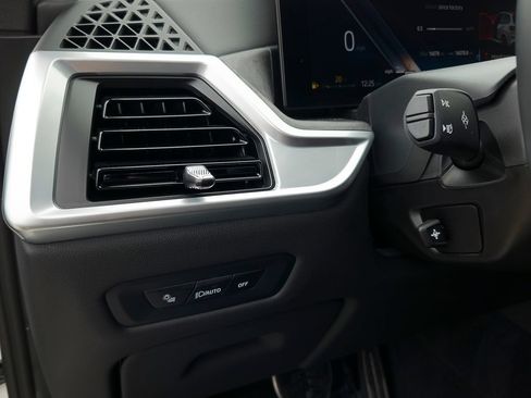 Used 2025 BMW X5 xDrive40i w/ M Sport Package AWD/4WD image 16