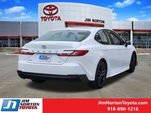 Used 2025 Toyota Camry SE image 5
