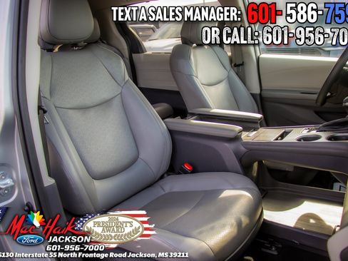 Used 2022 Toyota Sienna Limited image 9