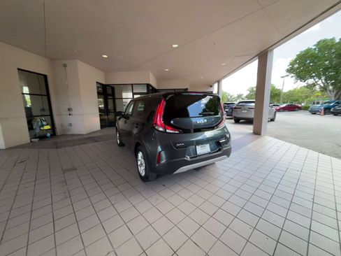 Used 2025 Kia Soul LX w/ LX Technology Package FWD image 9