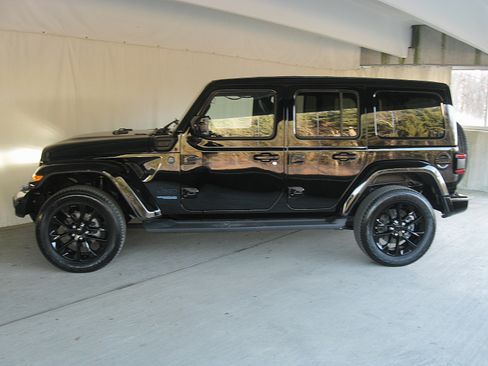 Used 2021 Jeep Wrangler Unlimited Sahara image 25