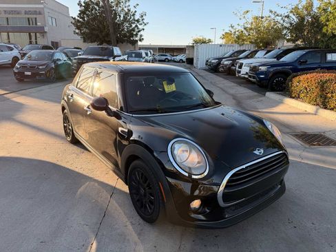 Used 2017 MINI Cooper 4-Door Hardtop image 7