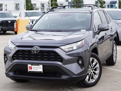 Used 2023 Toyota RAV4 XLE Premium image 4