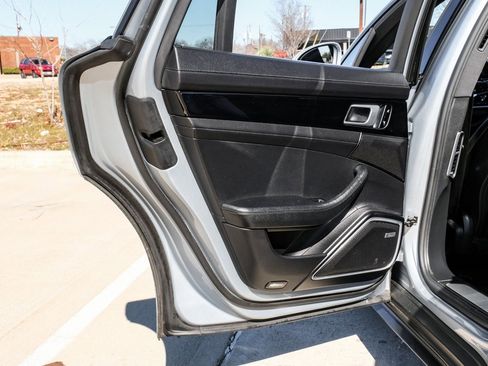 Used 2018 Porsche Panamera 4 image 43