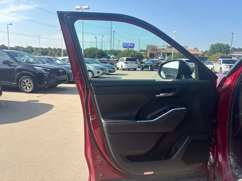 Used 2020 Toyota Highlander XLE AWD/4WD image 8