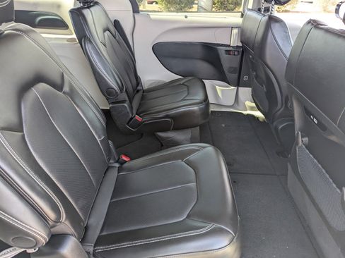 Used 2024 Chrysler Pacifica Touring-L image 14