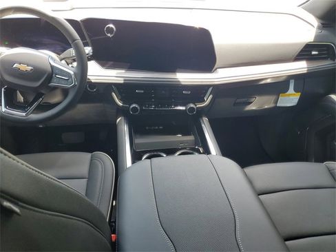 New 2025 Chevrolet Suburban Premier image 8