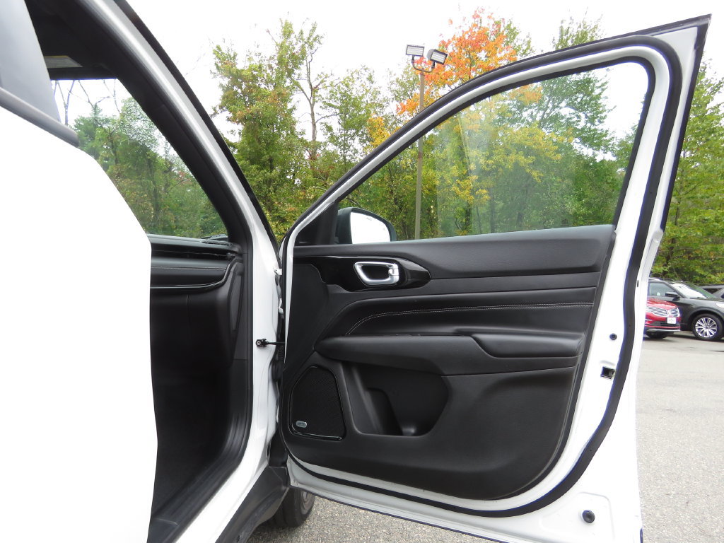 Used 2022 Jeep Compass Latitude w/ Sun and Sound Group AWD/4WD image 12