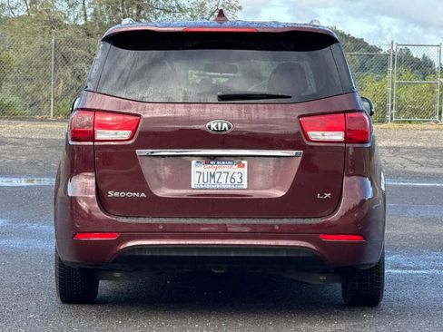 Used 2017 Kia Sedona LX w/ LX Essentials Premium Package FWD image 4