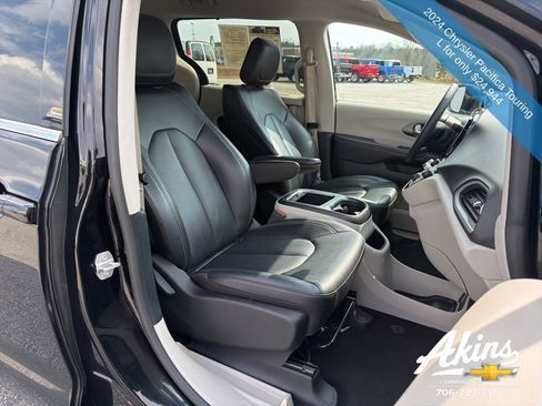 Used 2024 Chrysler Pacifica Touring-L FWD image 21