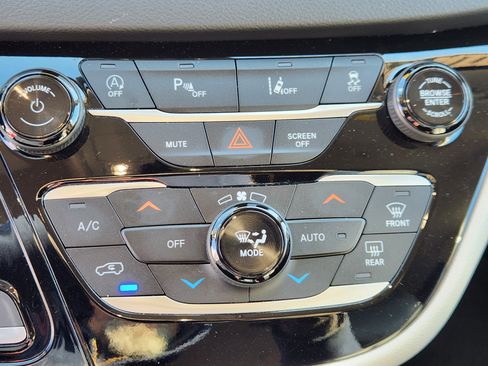 Used 2023 Chrysler Pacifica Touring-L image 21