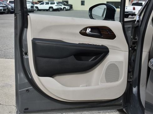 Used 2023 Chrysler Pacifica Limited image 12