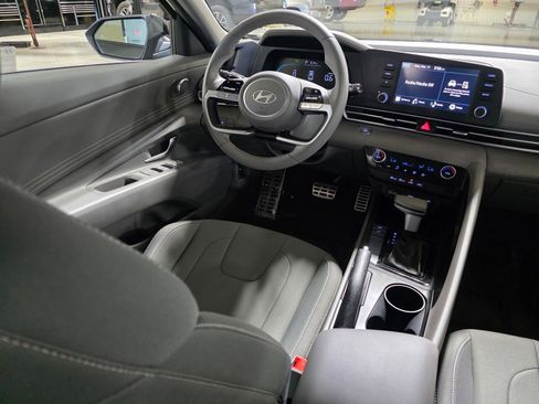 Certified 2025 Hyundai Elantra Sport FWD image 19