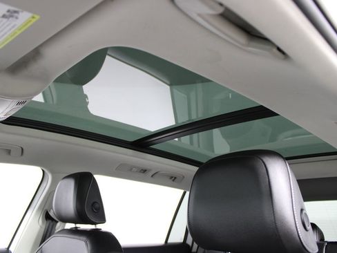 Used 2022 Volkswagen Tiguan SE w/ Panoramic Sunroof Package image 10