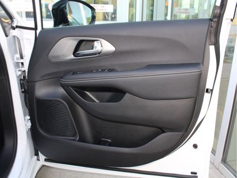 New 2026 Chrysler Pacifica Select image 28