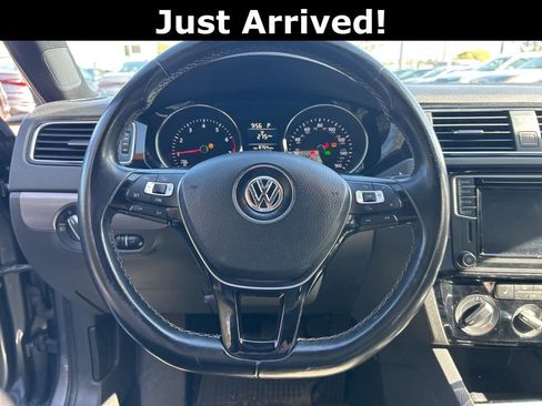 Used 2016 Volkswagen Jetta Sport image 11