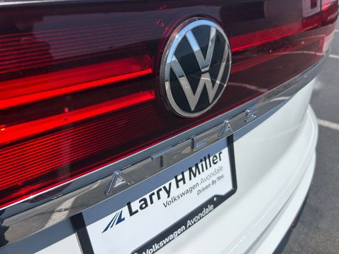 Certified 2025 Volkswagen Atlas Cross Sport SE FWD image 23