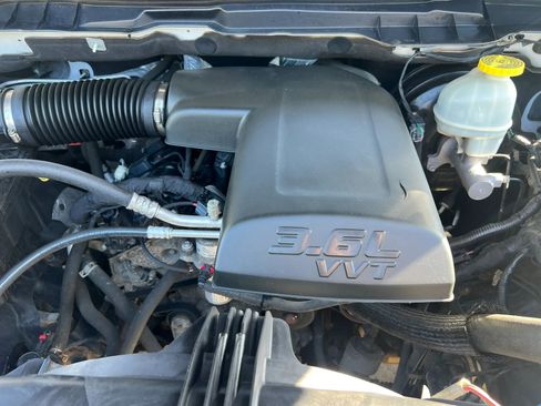 Used 2018 RAM 1500 SLT AWD/4WD image 30