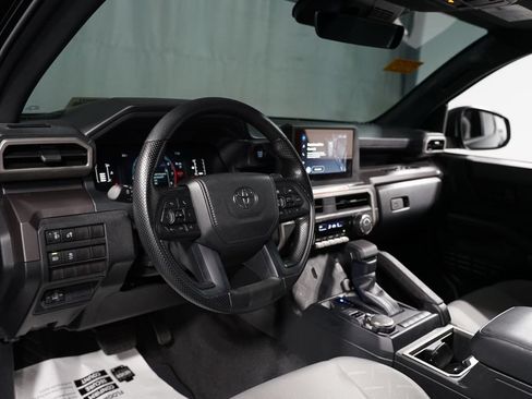 Certified 2025 Toyota Tacoma SR5 AWD/4WD image 12