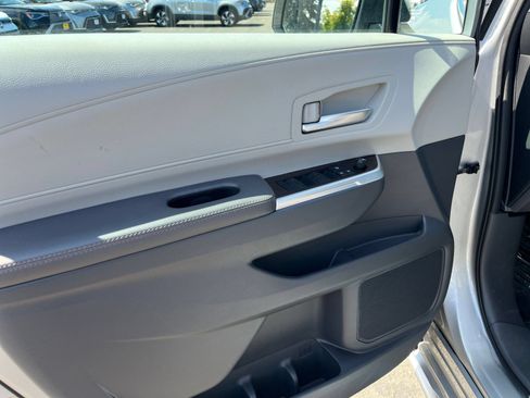 Used 2023 Toyota Sienna XLE FWD image 15