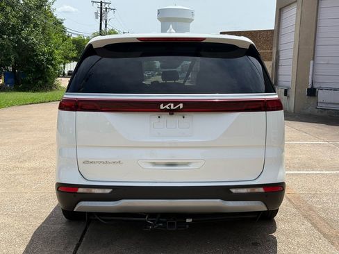 Used 2022 Kia Carnival EX FWD image 5
