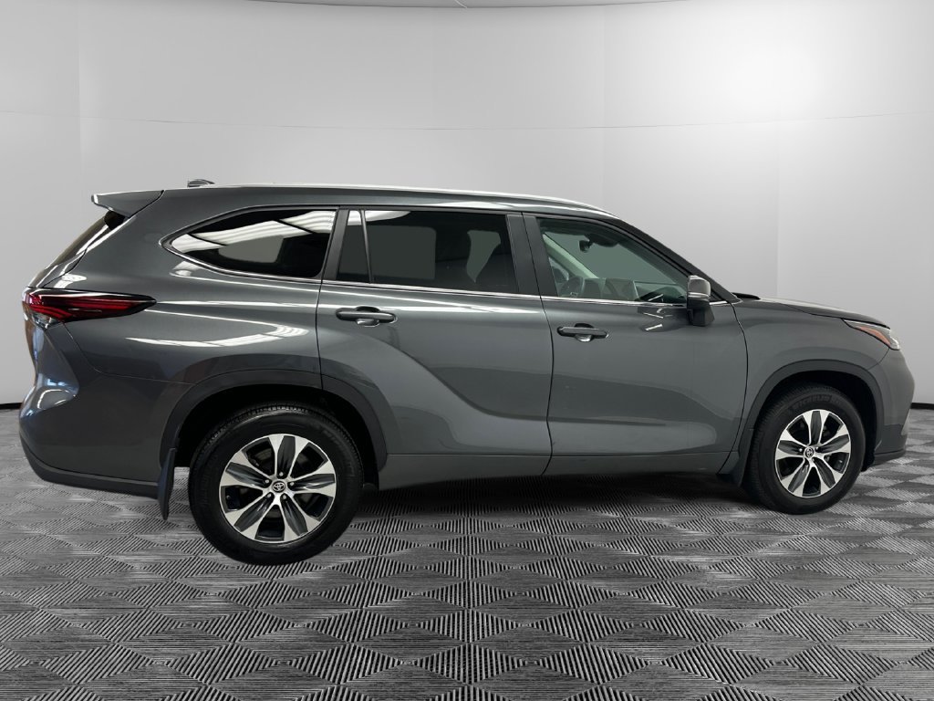 Used 2025 Toyota Highlander XLE AWD/4WD image 7