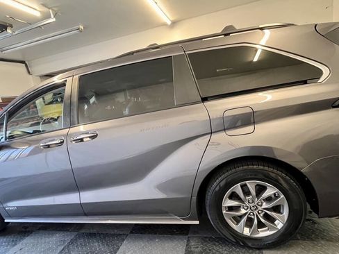 Used 2021 Toyota Sienna XLE image 7