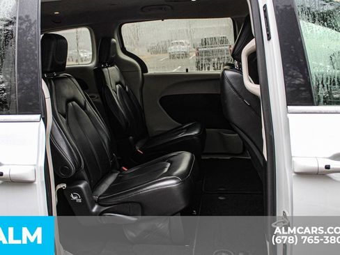 Used 2023 Chrysler Pacifica Touring-L image 22