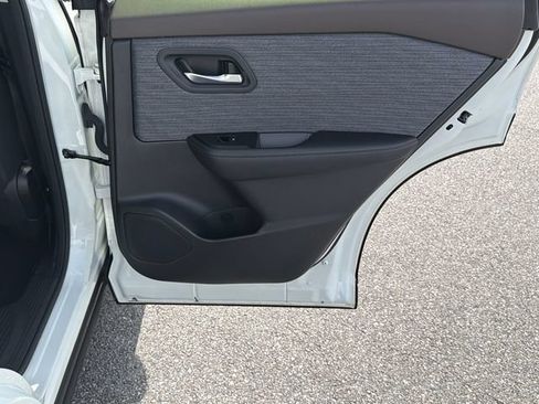 Used 2023 Nissan Rogue SV FWD image 16