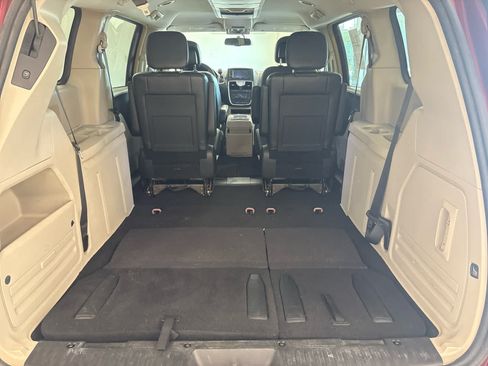 Used 2012 Chrysler Town & Country Touring w/ Entertainment Group #1 FWD image 7